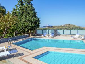 LefkogeiaにあるChic Villa in Lefkogia Crete with Swimming Poolの大型スイミングプール(椅子付)