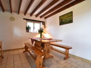 comedor con mesa de madera y bancos en Lovely holiday home in Guilberville en Fourneaux