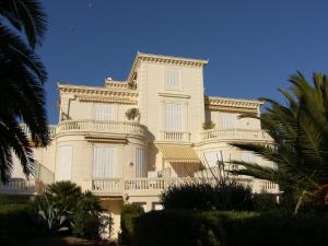 サン・ラファエルにあるApartment in villa with pool and beach accessの大きな白い建物