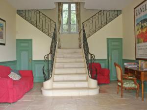 ヴェゾン・ラ・ロメーヌにあるSuperb country house with private poolの赤い家具付きのリビングルームの階段