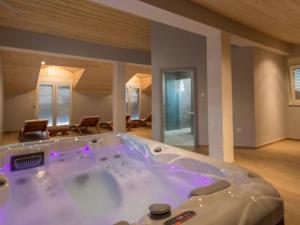 Fotografie z fotogalerie ubytování Beautiful villa in Lisicic with private pool v destinaci Lisičići
