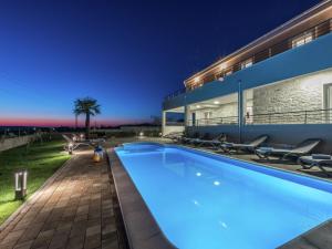 - une piscine en face d'une maison la nuit dans l'établissement Lovely Villa in Debeljak with Heated Private Pool, à Debeljak