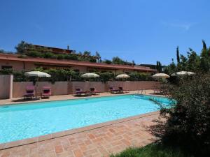 The swimming pool at or close to Farmhouse in Montalto near the Beach