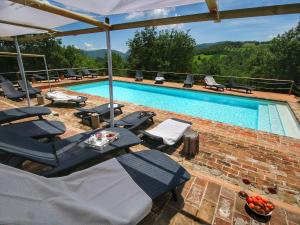 Piscina en o cerca de Valley View Farmhouse in Umbertide with Pool and BBQ