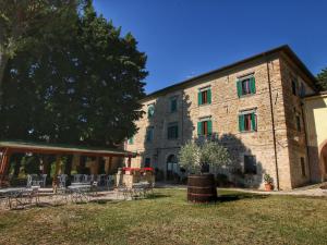 The building in which the holiday home is located Még 32 kép