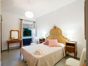 モンテフィアスコーネにあるBelvilla by OYO Exquisite Villa with Gardenのベッドルーム1室(ピンクの枕付きのベッド1台付)