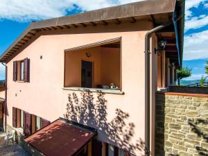 a house with a large window on the side of it at Agrotourismus im Apennin mit berdachtem Pool und Whirlpool in Apecchio