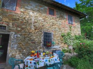 ルーフィナにあるLuxurious Farmhouse in Rufina with Terraceの石造りの建物前のテーブル