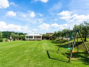 un parco giochi con altalena in un campo di Belvilla by OYO Il Leccio a Perugia
