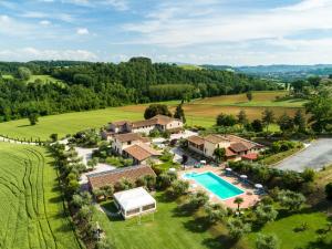 vista aerea su una tenuta con piscina di Belvilla by OYO Il Leccio a Perugia