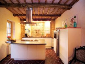 Η κουζίνα ή μικρή κουζίνα στο Mansion in Langhe with Pool and Winery Charm