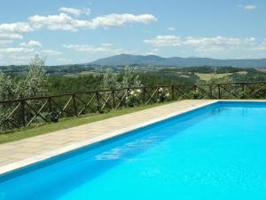 - une piscine avec vue sur les montagnes dans l'établissement Farmhouse with air conditioning private terrace and pool, à Città della Pieve
