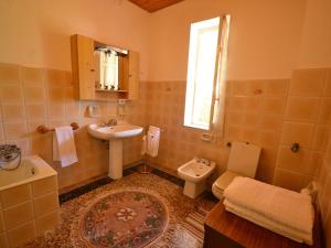 A bathroom at Holiday Home in Rio near Fishing Villages