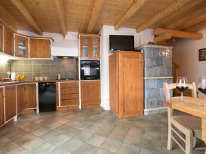ベッラモンテにあるDreamy Cottage in Bellamonte Italy with bubble bathのキッチン(木製キャビネット、黒い冷蔵庫付)
