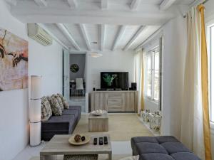 カラファティスにあるBeautiful large luxury villa in Mykonosのリビングルーム(ソファ、テレビ付)