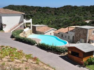 Baraccamentiにあるelegant apartment near the beach of Baja Sardiniaのスイミングプール付きのヴィラの外側の景色を望めます。