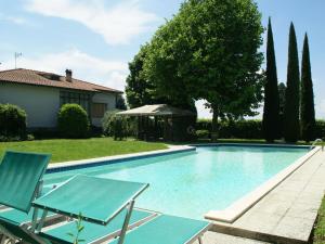 basen z 2 krzesłami i altaną w obiekcie Holiday home in Cortona with pool w mieście Cortona