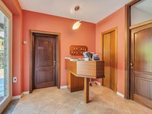 un bureau avec des murs orange et un bureau en bois dans l'établissement Belvilla by OYO Studio Garden Uno Bis, à Cannobio