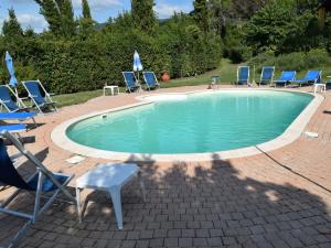 ヴィンチにあるHoliday Home in Vinci with Swimming Pool Garden BBQ Heatingのスイミングプール(椅子、多数の設備付)