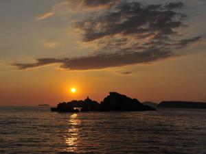 een zonsondergang op een klein eiland in het water bij Topfloor comfortable luxury apartment in Dubrovnik