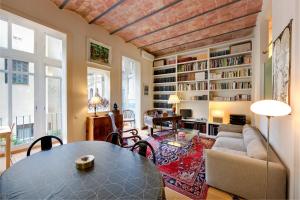 a living room with a table and a couch at Habitat Apartments La Bohème in Barcelona