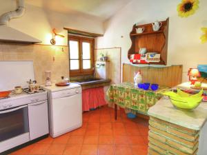 una cucina con piano cottura e bancone con tavolo di Tranquil Tuscan Retreat a Castel Focognano