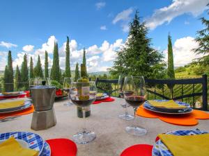 een tafel met glazen wijn erop bij Belvilla by OYO Uva in Radda in Chianti