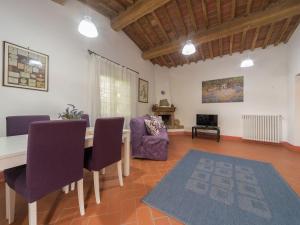 sala de estar con mesa, sillas y sofá en Belvilla by OYO Mulinomanzi, en Rosignano Marittimo
