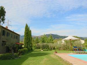 Peaceful Farmhouse in Cortona with Swimming Poolの敷地内または近くにあるプール