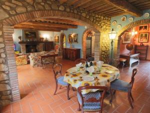 a dining room with a table and chairs at Belvilla by OYO Villa La Palazzeta in Ficulle