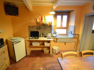 
Cucina o angolo cottura di Hill-View Holiday Home in Bagni di Lucca with Terrace & Garden
