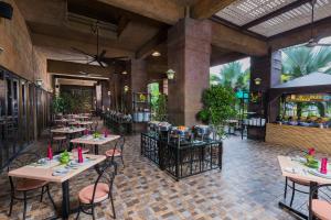un ristorante con tavoli e sedie in una stanza di Sunway Lost World Hotel a Ipoh