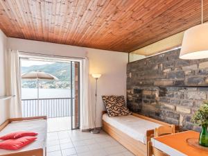 Pognana LarioにあるHoliday home with balcony for 2 4 people by lake Como near Pognana Larioのリビングルーム(ソファ、窓付)
