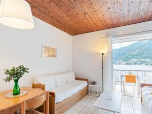 Pognana LarioにあるHoliday home with balcony for 2 4 people by lake Como near Pognana Larioのリビングルーム(ソファ、テーブル付)