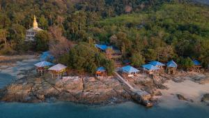 einen Luftblick auf eine Insel mit einem Tempel in der Unterkunft KohChangResortRanong in Koh Chang Ranong