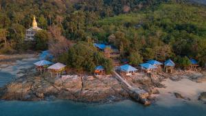 una vista aérea de una isla con un templo en KohChangResortRanong, en Koh Chang