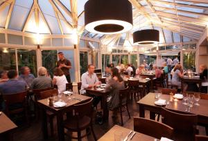 The Victoria في لندن: مجموعة من الناس يجلسون على الطاولات في المطعم