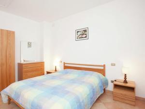 una camera con un grande letto e due comodini di Belvilla by OYO Appartamento Yassine a Tredozio