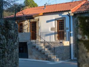 ポンテ・デ・リマにあるCharming Apartment in ArcozeloPortugal near Forestの階段と赤屋根の白い家