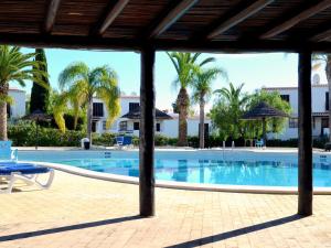 Piscina de la sau aproape de Attractive apartment in Albufeira with sea view