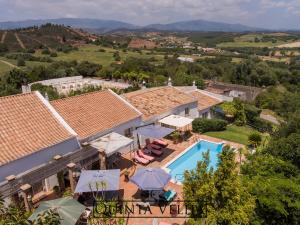 vista aerea di una casa con piscina di All houses are located in a finely restored Quinta a Odiáxere