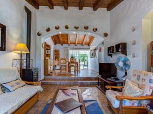 un soggiorno con divano e tavolo di All houses are located in a finely restored Quinta a Odiáxere