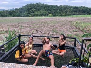 um grupo de pessoas sentadas na parte de trás de um camião em Chef Nirvana Spa Pool Villa em Phayayen