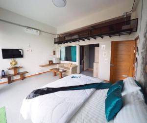um quarto com uma cama grande e uma sala de estar em Chef Nirvana Spa Pool Villa em Phayayen