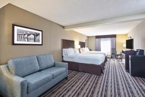 En eller flere senge i et værelse på Holiday Inn Harrisburg East, an IHG Hotel