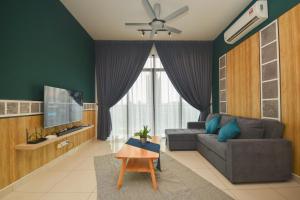 - un salon avec un canapé et une télévision dans l'établissement Bukit Jalil Luxury Suite by NestHome [Pavilion Bukit Jalil], à Kuala Lumpur