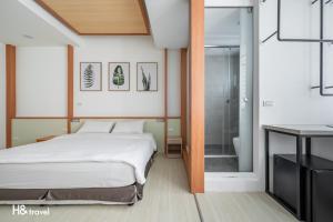 1 dormitorio con 1 cama y ducha a ras de suelo en Taitung Spring Homestay B&B, en Taitung