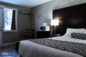 een hotelkamer met een bed en een televisie bij Travellers Inn in Hanover