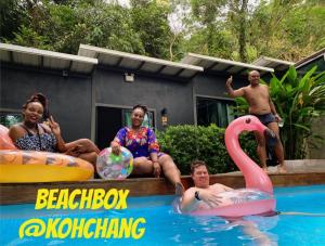Bazén v ubytování BeachBox@Koh Сhang nebo v jeho okolí