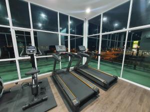 Fitness centrum a/nebo fitness zařízení v ubytování วัน บัดเจท เชียงราย สนามบิน One Budget Hotel Chiangrai Airport